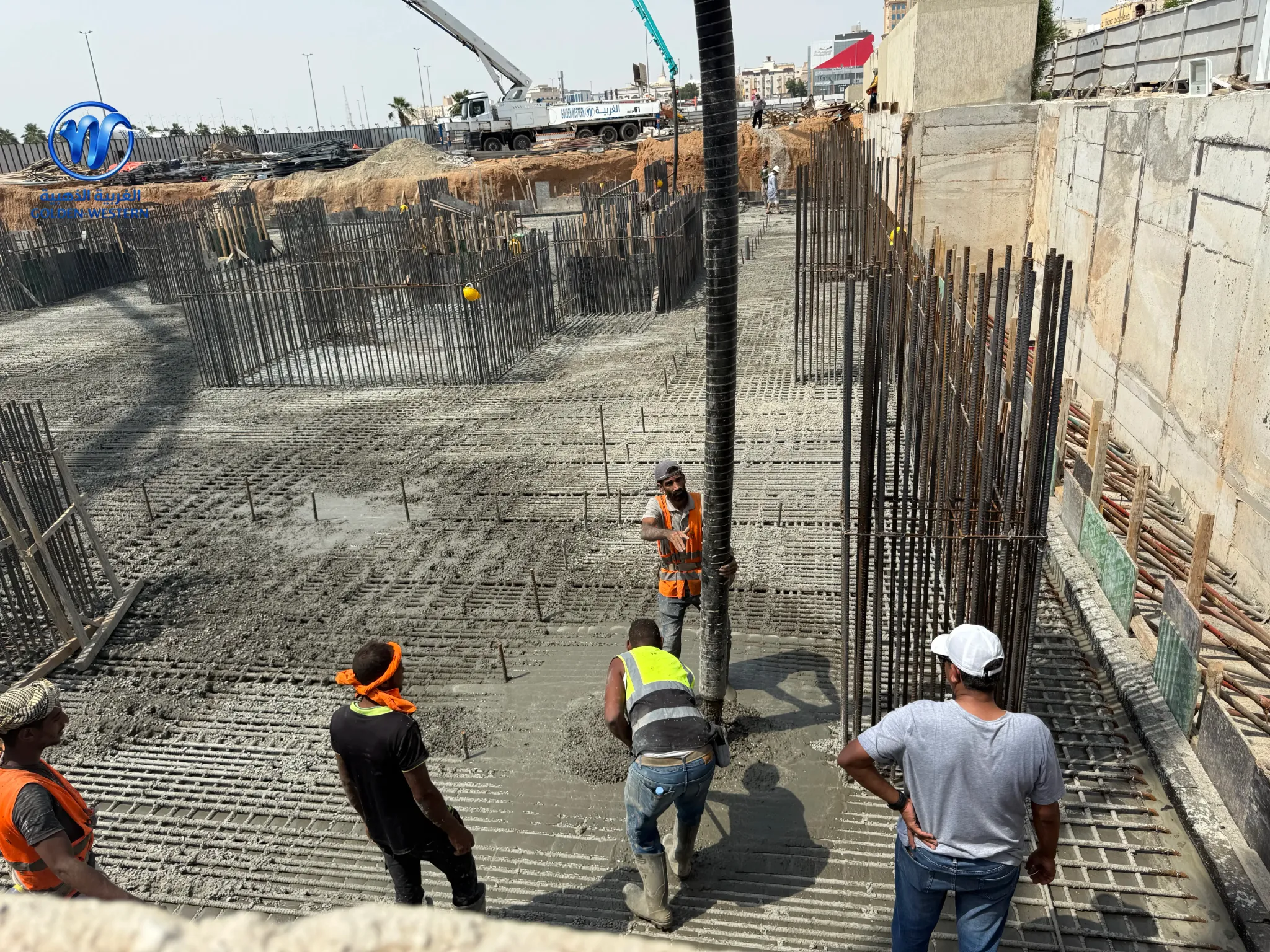 صب الخرسانة الجاهزة في الأجواء الحارة داخل موقع إنشائي في السعودية